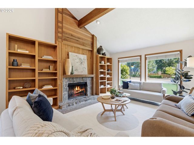 1306 TAMARISK Dr, West Linn, OR 97068