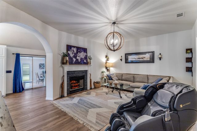 1217 Banks Street, River Oaks, TX 76114