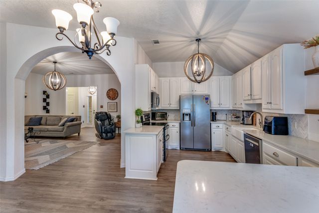 1217 Banks Street, River Oaks, TX 76114