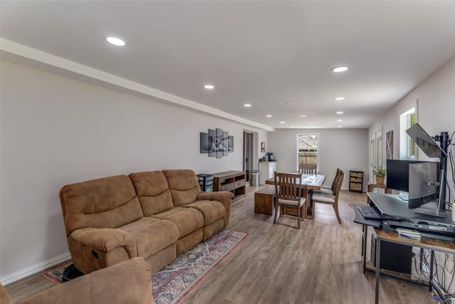 1217 Banks Street, River Oaks, TX 76114