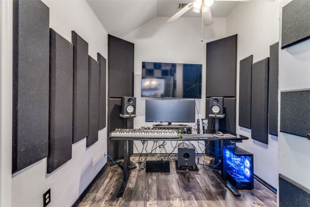 1217 Banks Street, River Oaks, TX 76114