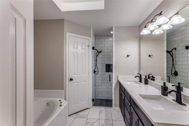 1217 Banks Street, River Oaks, TX 76114