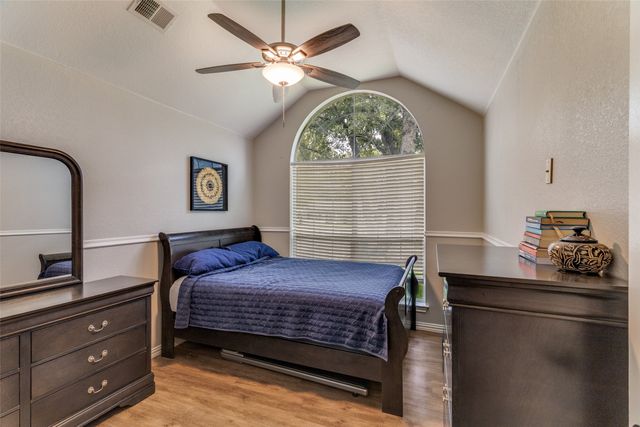 1217 Banks Street, River Oaks, TX 76114