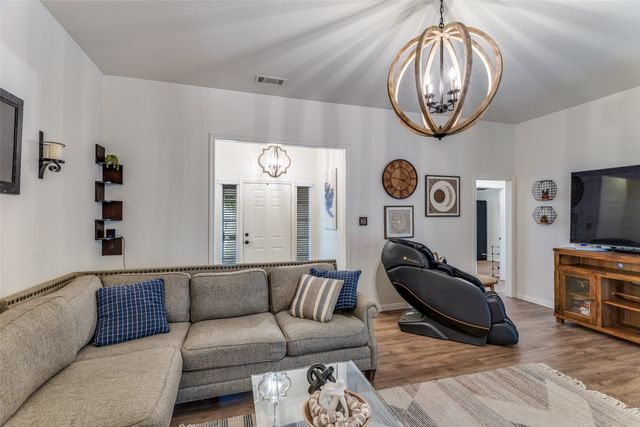 1217 Banks Street, River Oaks, TX 76114