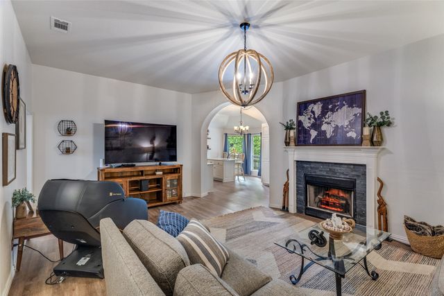 1217 Banks Street, River Oaks, TX 76114