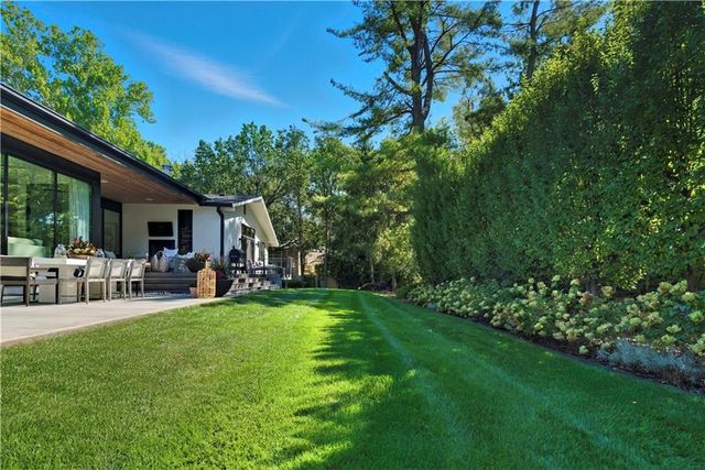 6536 Granada Drive, Prairie Village, KS 66208