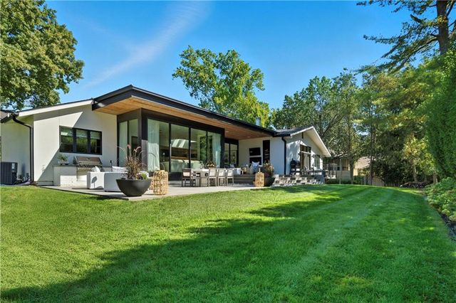 6536 Granada Drive, Prairie Village, KS 66208