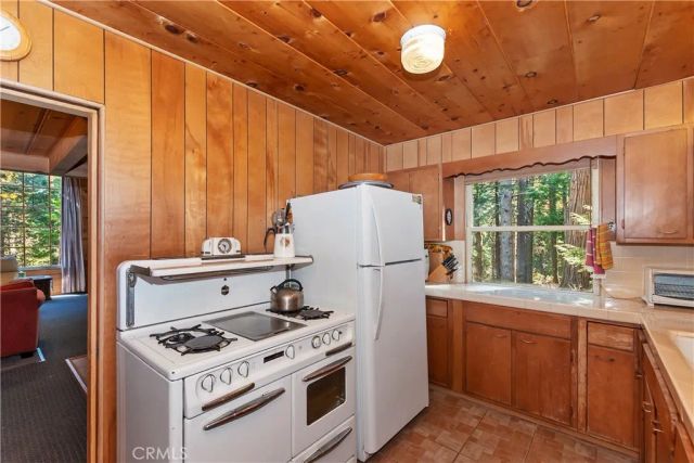 648 Crest Estates Drive, Lake Arrowhead, CA 92352