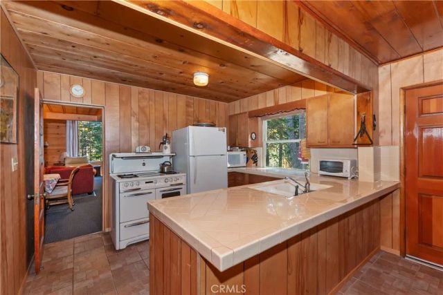 648 Crest Estates Drive, Lake Arrowhead, CA 92352