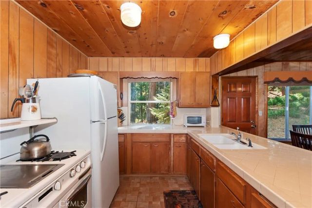 648 Crest Estates Drive, Lake Arrowhead, CA 92352