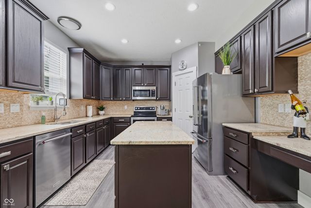 6513 Sussex Drive, Zionsville, IN 46077