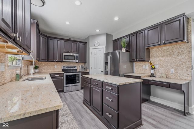 6513 Sussex Drive, Zionsville, IN 46077