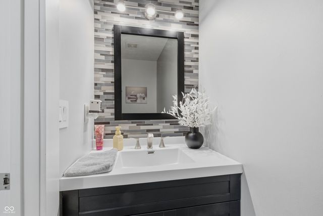 6513 Sussex Drive, Zionsville, IN 46077
