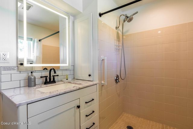 1041 Bottle Bay Rd, Sagle, ID 83860