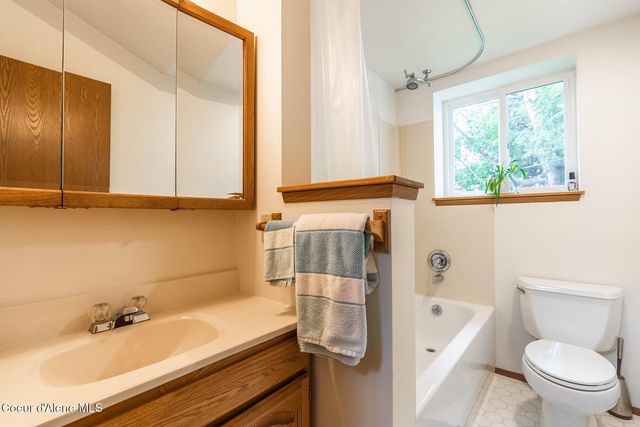 1041 Bottle Bay Rd, Sagle, ID 83860