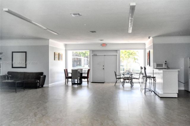 10387 N Kendall Drive R2, Miami, FL 33176