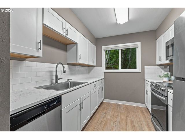 11353 Sw SPRINGWOOD Dr, Portland, OR 97223