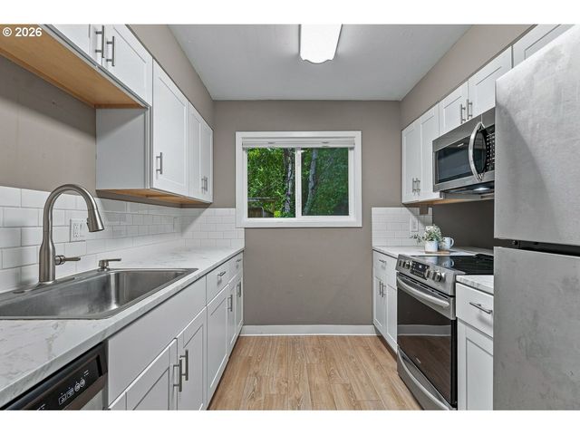 11353 Sw SPRINGWOOD Dr, Portland, OR 97223