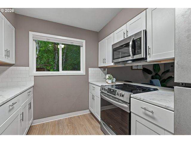 11353 Sw SPRINGWOOD Dr, Portland, OR 97223