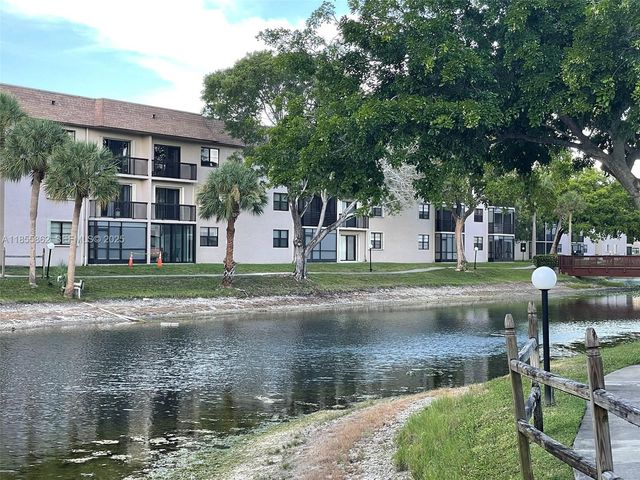 4975 E Sabal Palm Boulevard 208, Tamarac, FL 33319
