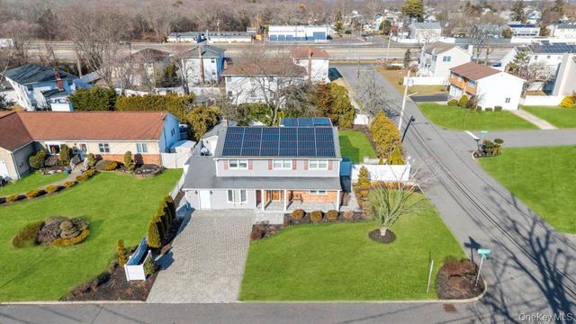 3 Avelaine Court, Babylon, NY 11702