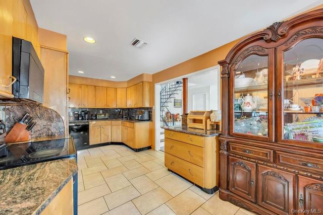 3 Avelaine Court, Babylon, NY 11702