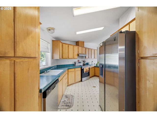 25017 DUNHAM Ave, Veneta, OR 97487