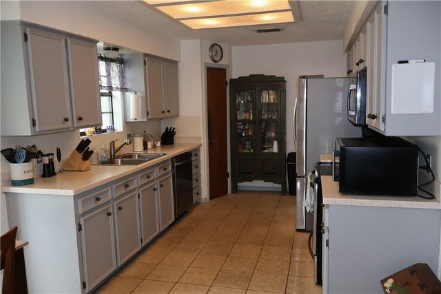 1502 Crestview Dr, Portland, TX 78374