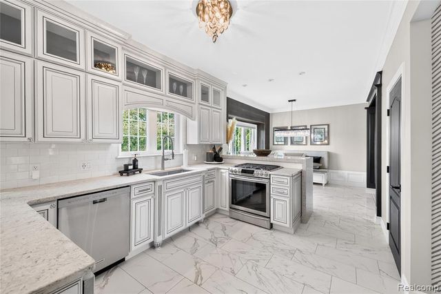 15710 Meadows Drive, Riverview, MI 48193