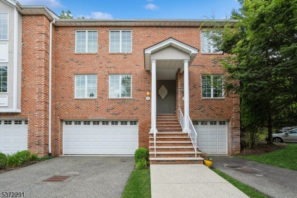 18 Skymark Ct, Upper Saddle River Boro, NJ 07458