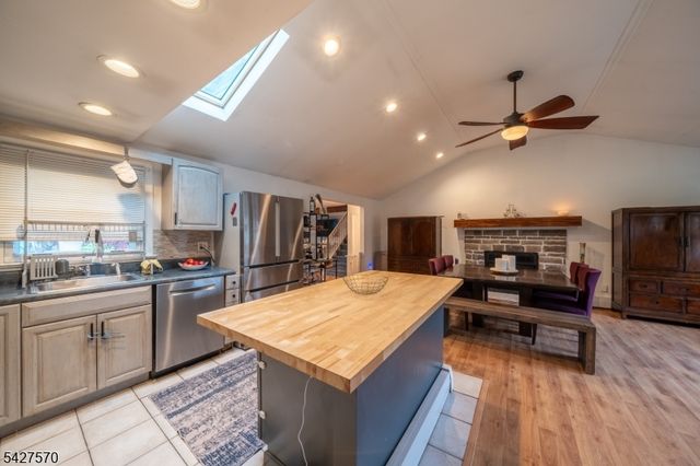 44 Venetian Dr, Jefferson Twp., NJ 07849