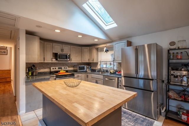 44 Venetian Dr, Jefferson Twp., NJ 07849