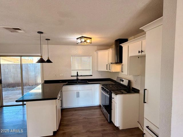 2002 E SAINT ANNE Avenue, Phoenix, AZ 85042