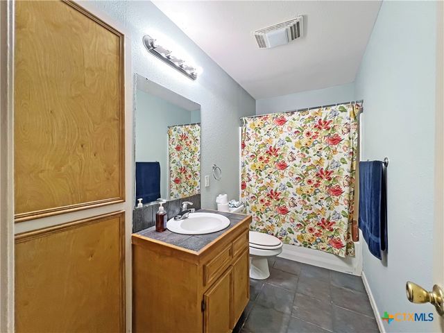 708 Ridgemont Lane, Gonzales, TX 78629