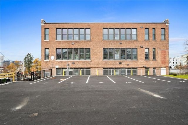22 Waverly St 102, Worcester, MA 01604