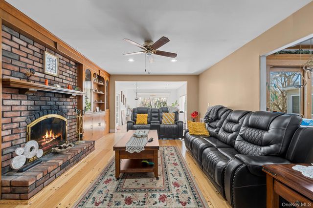 19 Austin Lane, Elwood, NY 11743