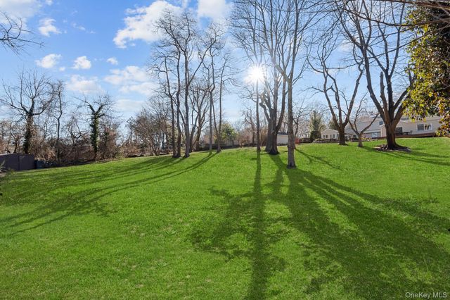 19 Austin Lane, Elwood, NY 11743