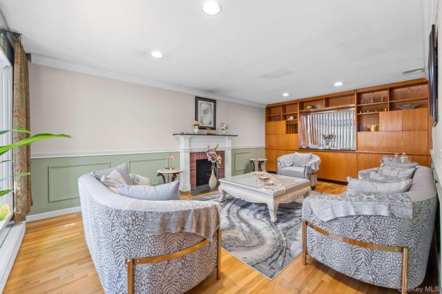 19 Austin Lane, Elwood, NY 11743