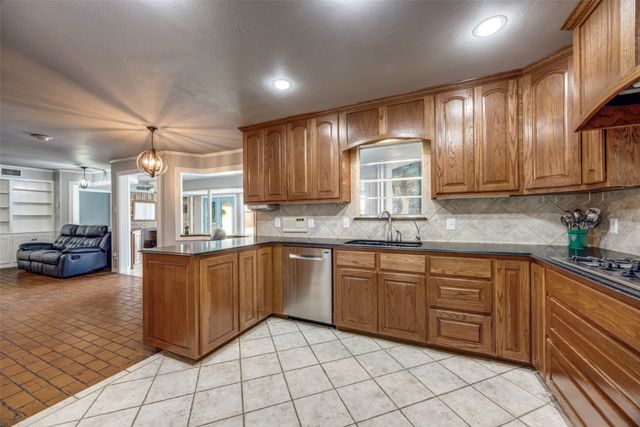 6401 Stonewall Street, Greenville, TX 75402