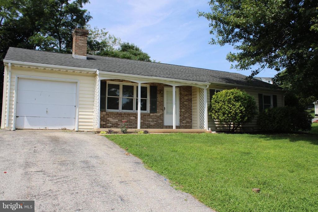 2 CIRCLE DR, Shrewsbury, PA 17361
