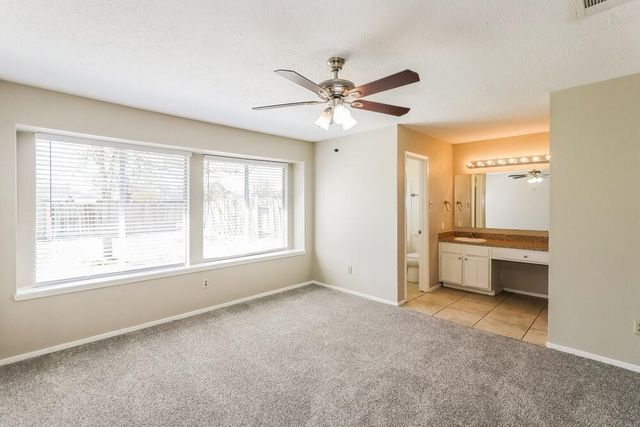 8443 S Meadow Bird Circle, Houston, TX 77489