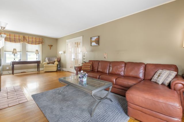 820 Beaver St, Waltham, MA 02452