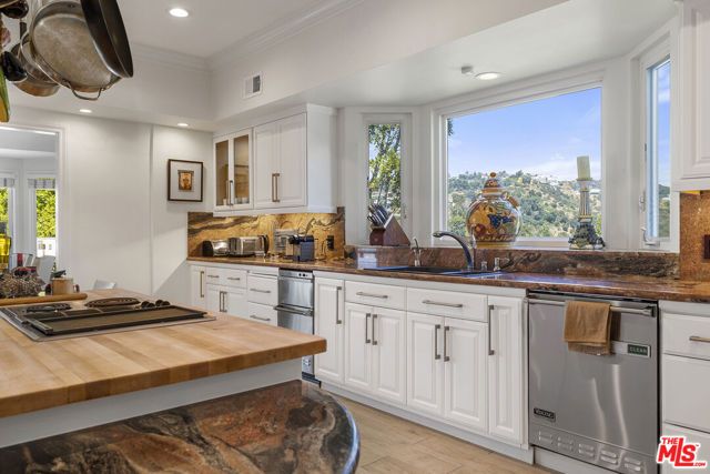 7834 Electra Drive, Los Angeles, CA 90046