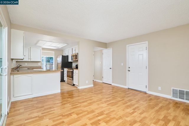 120 Persimmon Dr, Vallejo, CA 94589