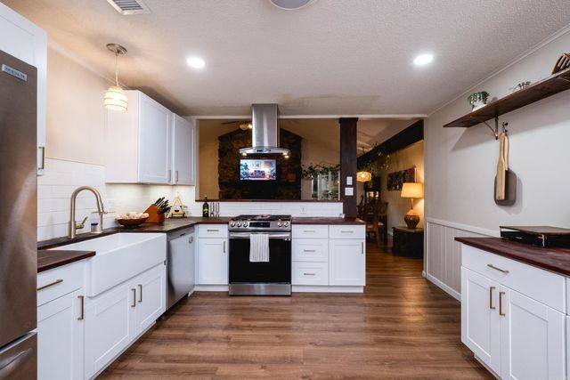 10 Breeds Hill Court, Little Rock, AR 72211