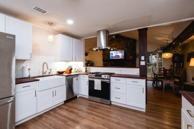 10 Breeds Hill Court, Little Rock, AR 72211