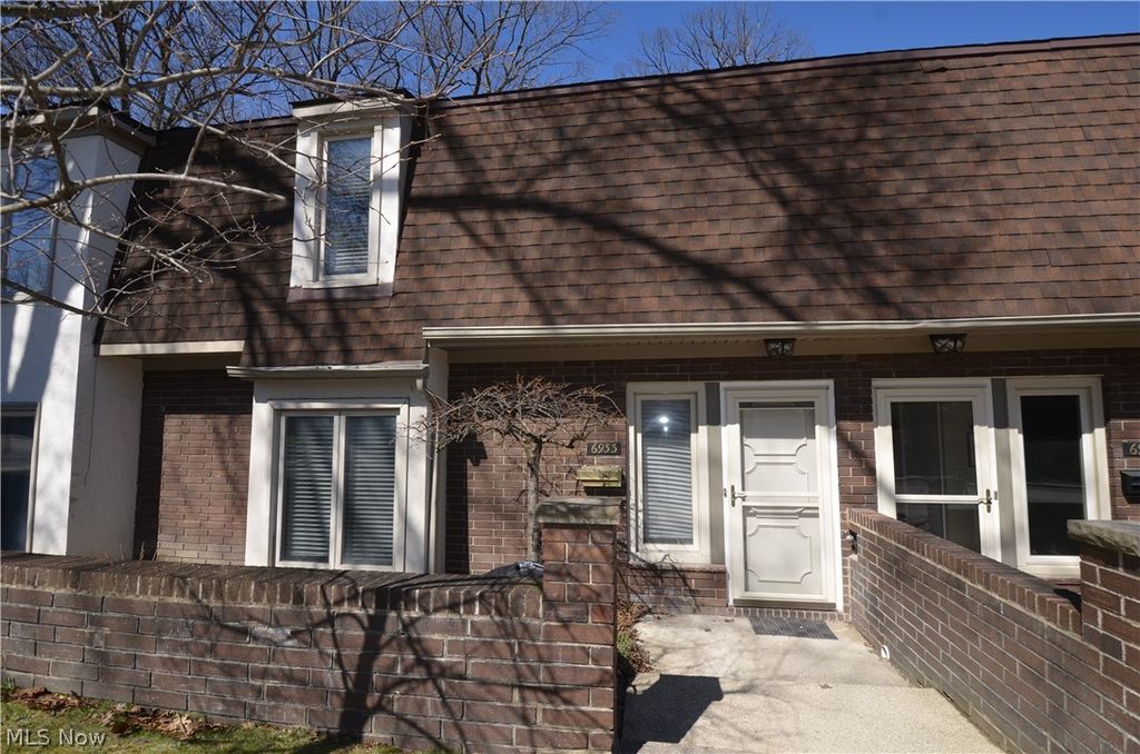 6933 W Fitzwater Road, Brecksville, OH 44141