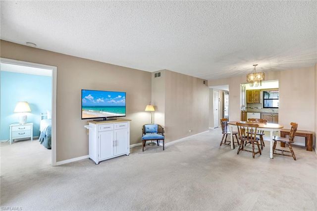 4338 27th CT SW 104, Naples, FL 34116