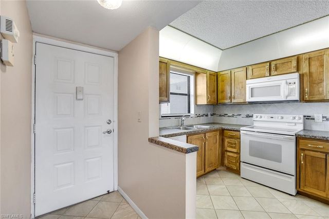 4338 27th CT SW 104, Naples, FL 34116