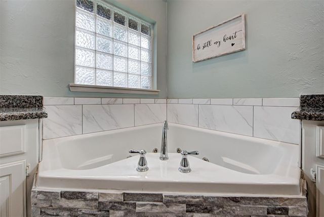 917 Fox Lake Lane, Edmond, OK 73034